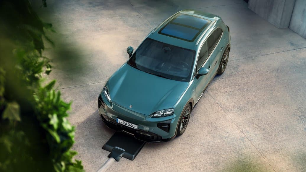 Elektrische Porsche Cayenne geparkeerd op de plaat voor inductief laden