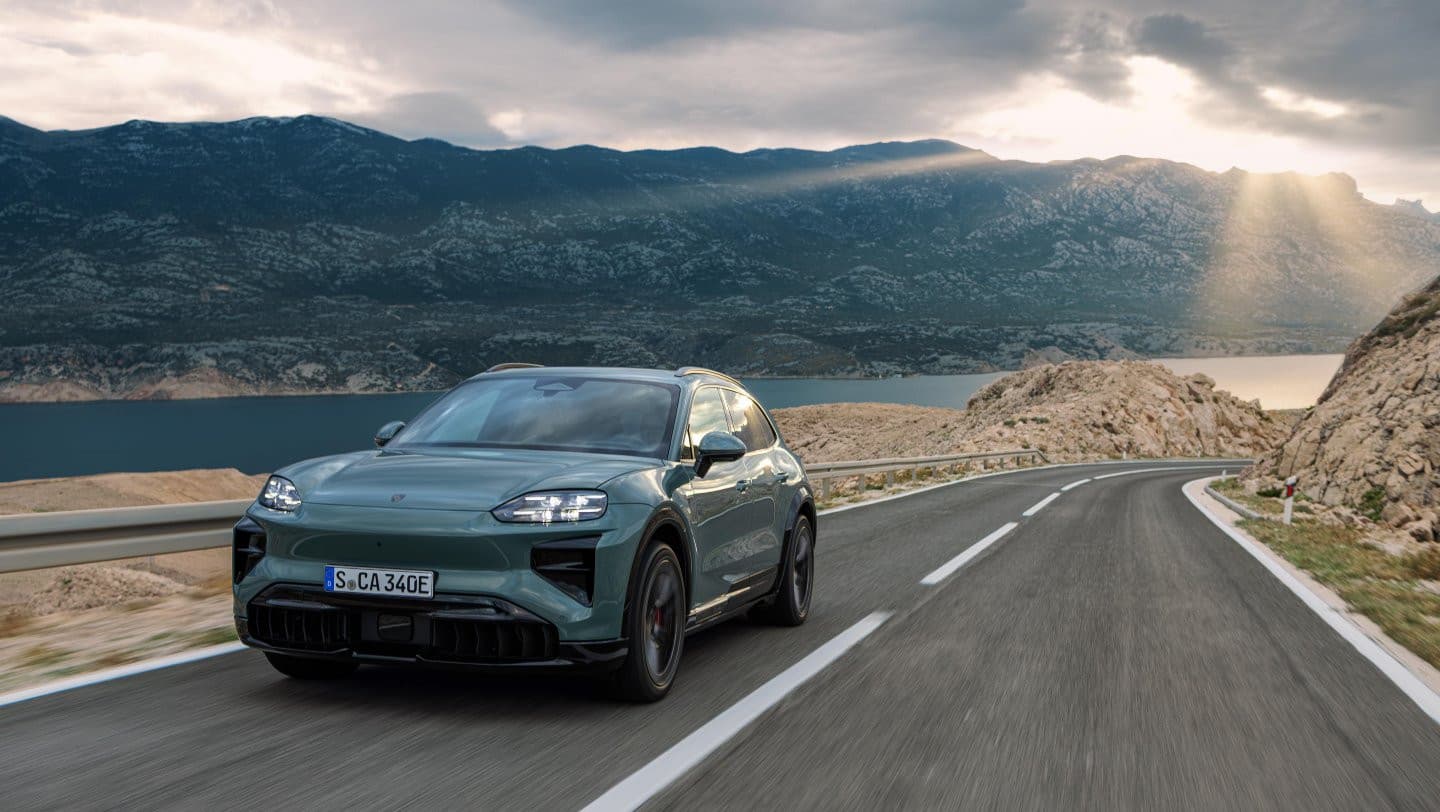 Elektrische Porsche Cayenne in beweging, driekwart vooraanzicht