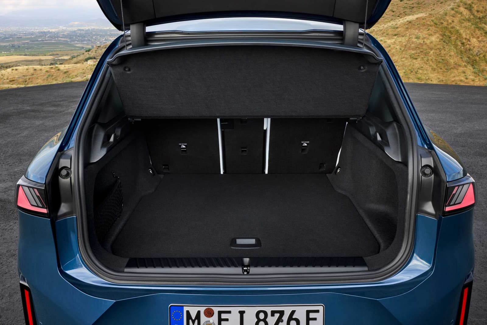 Coffre ouvert du BMW iX3, banquette arrière en place