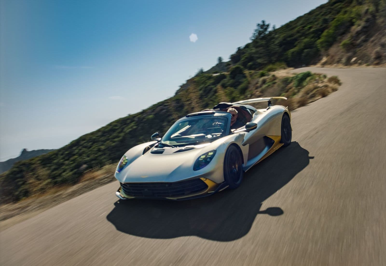aston martin valhalla spider zilver driekwart vooraanzicht op een bergweg