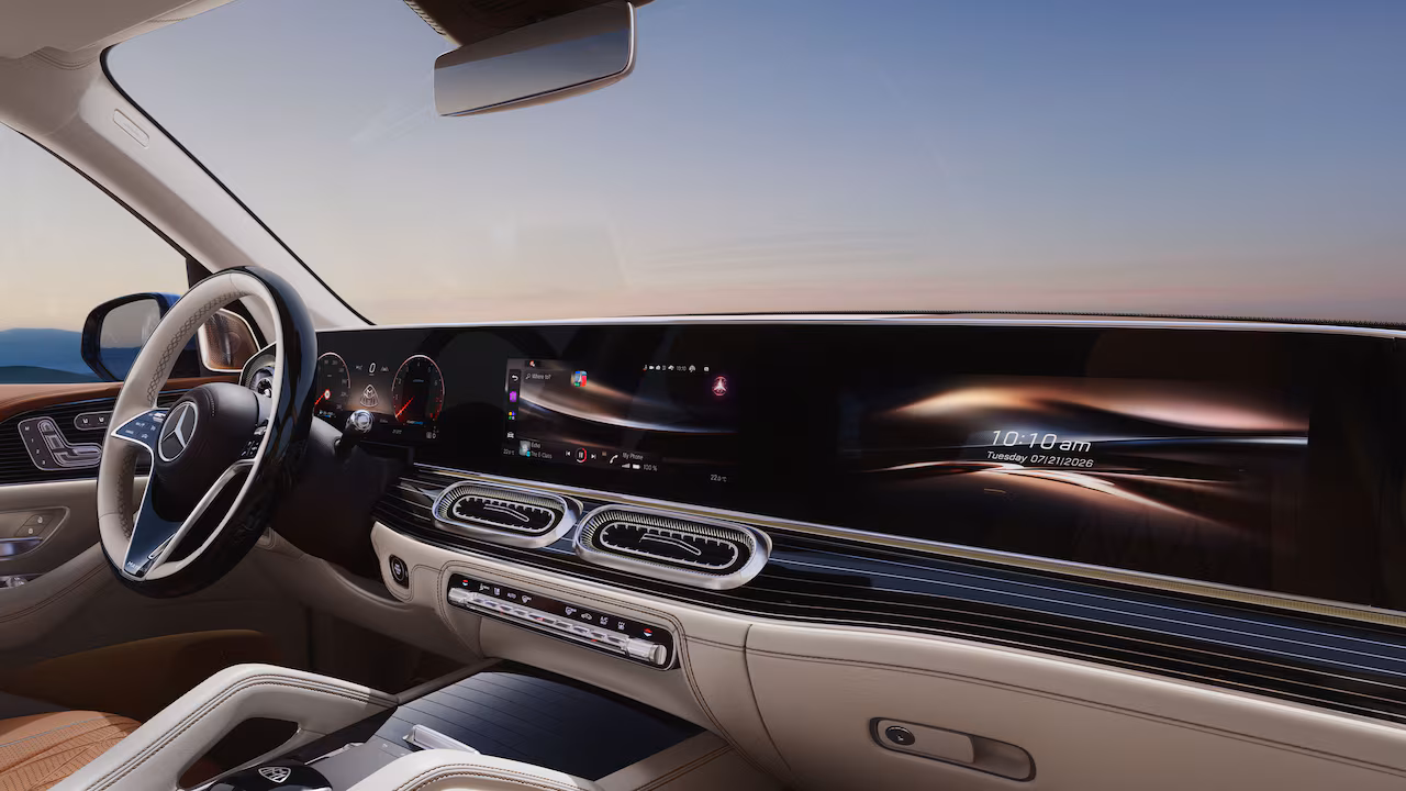 Vergelijking van drie luxueuze SUV's sfeerbeeld open weg