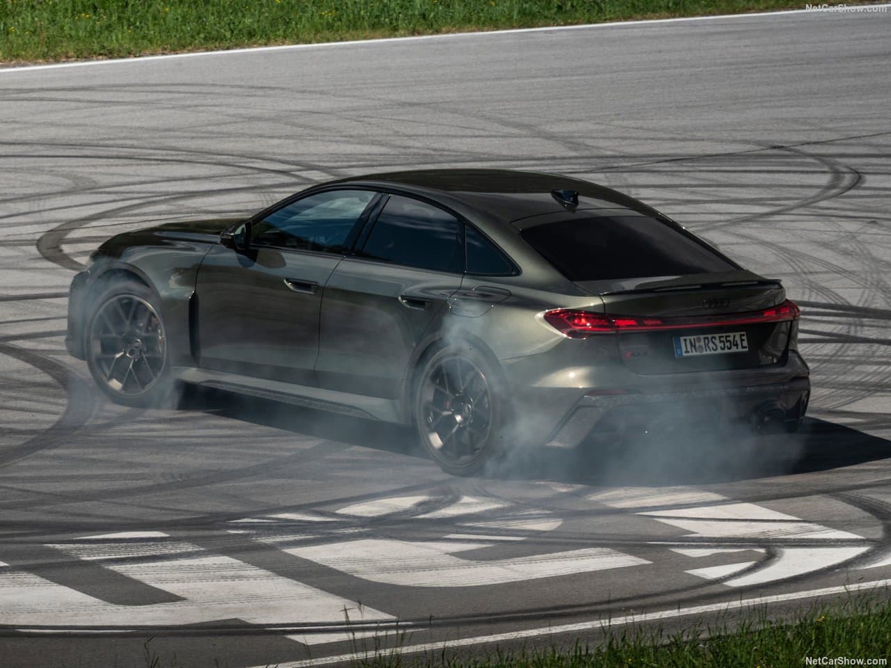 Sportieve stationwagen op een racecircuit door snelle bochten