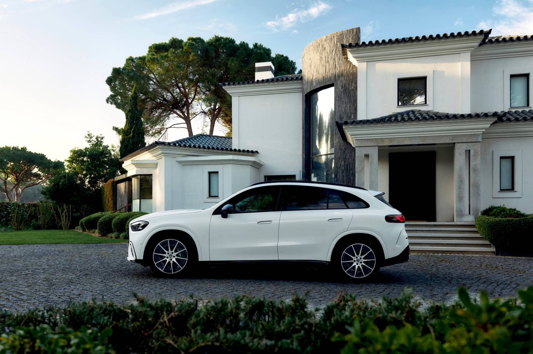 Elektrische Mercedes GLC geparkeerd voor een woning