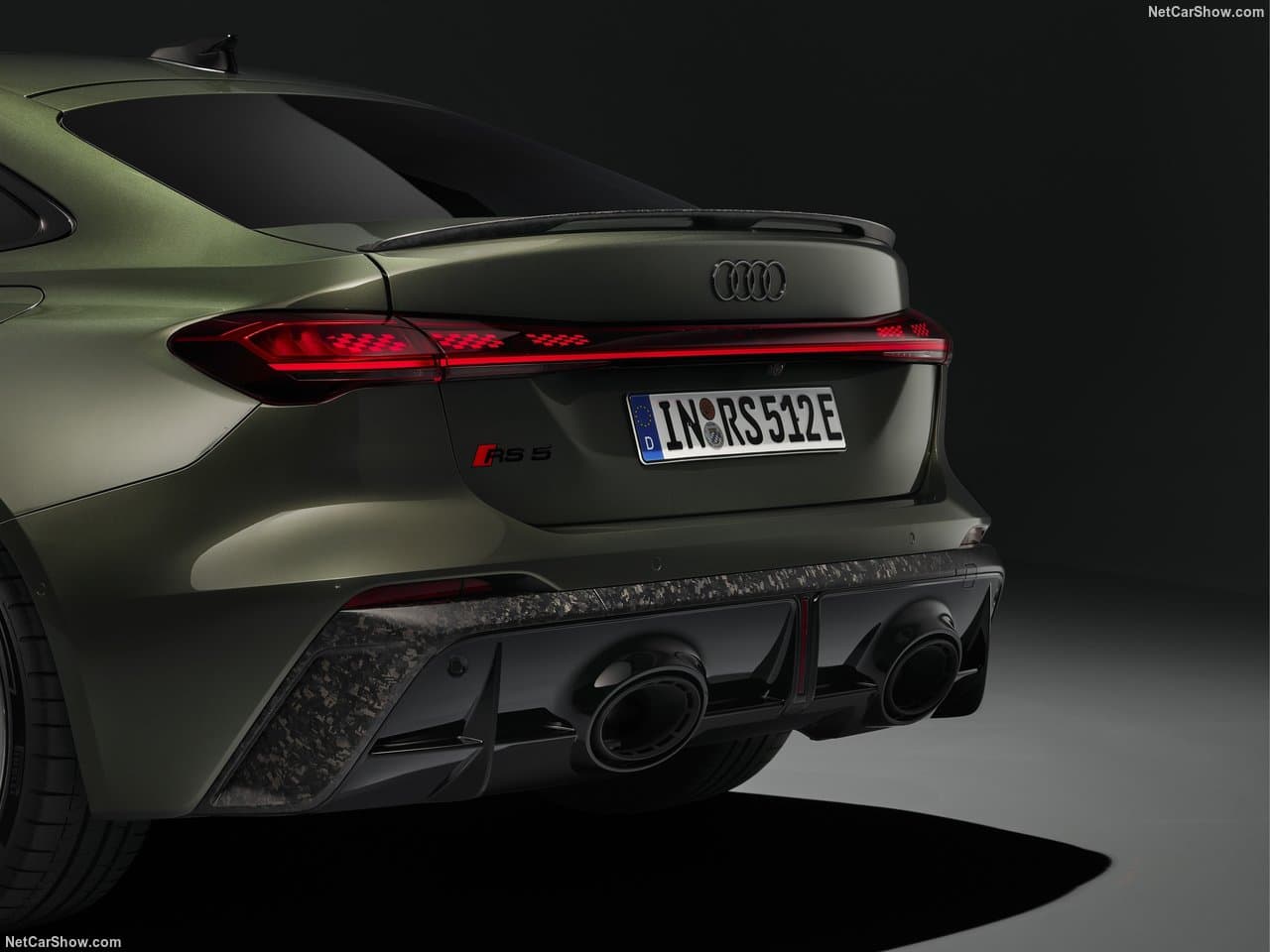 Biturbo V6-hybridemotor in het motorcompartiment van een sportieve stationwagen