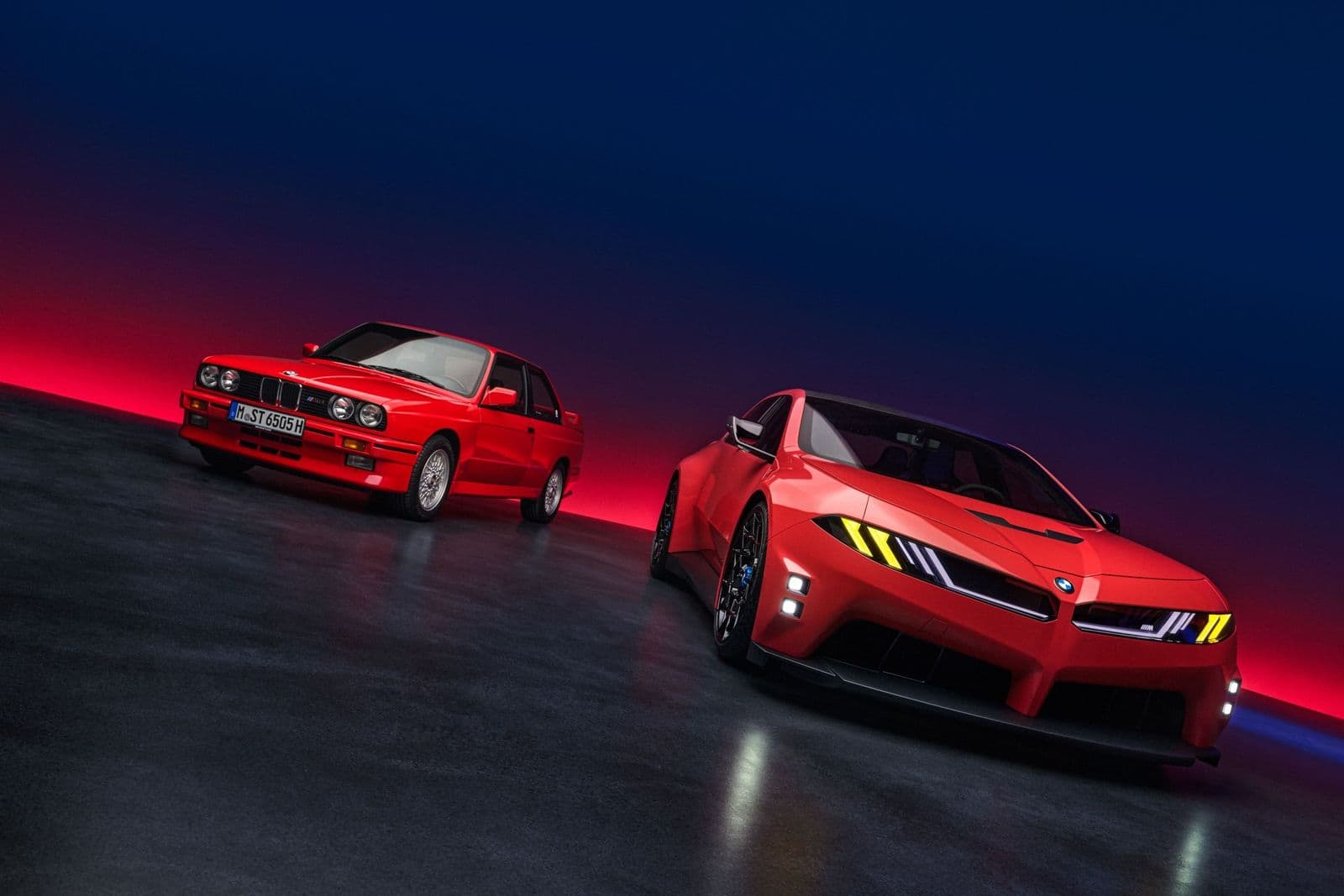 rode bmw m3 e30 naast de bmw m concept neue klasse
