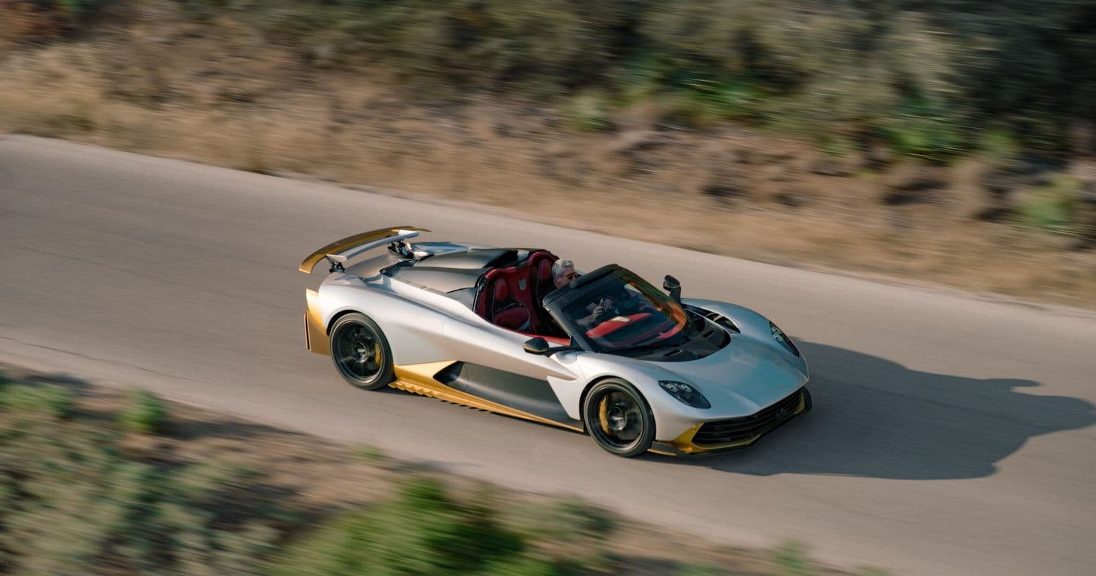 aston martin valhalla spider zilver en goud zonder dak van bovenaf