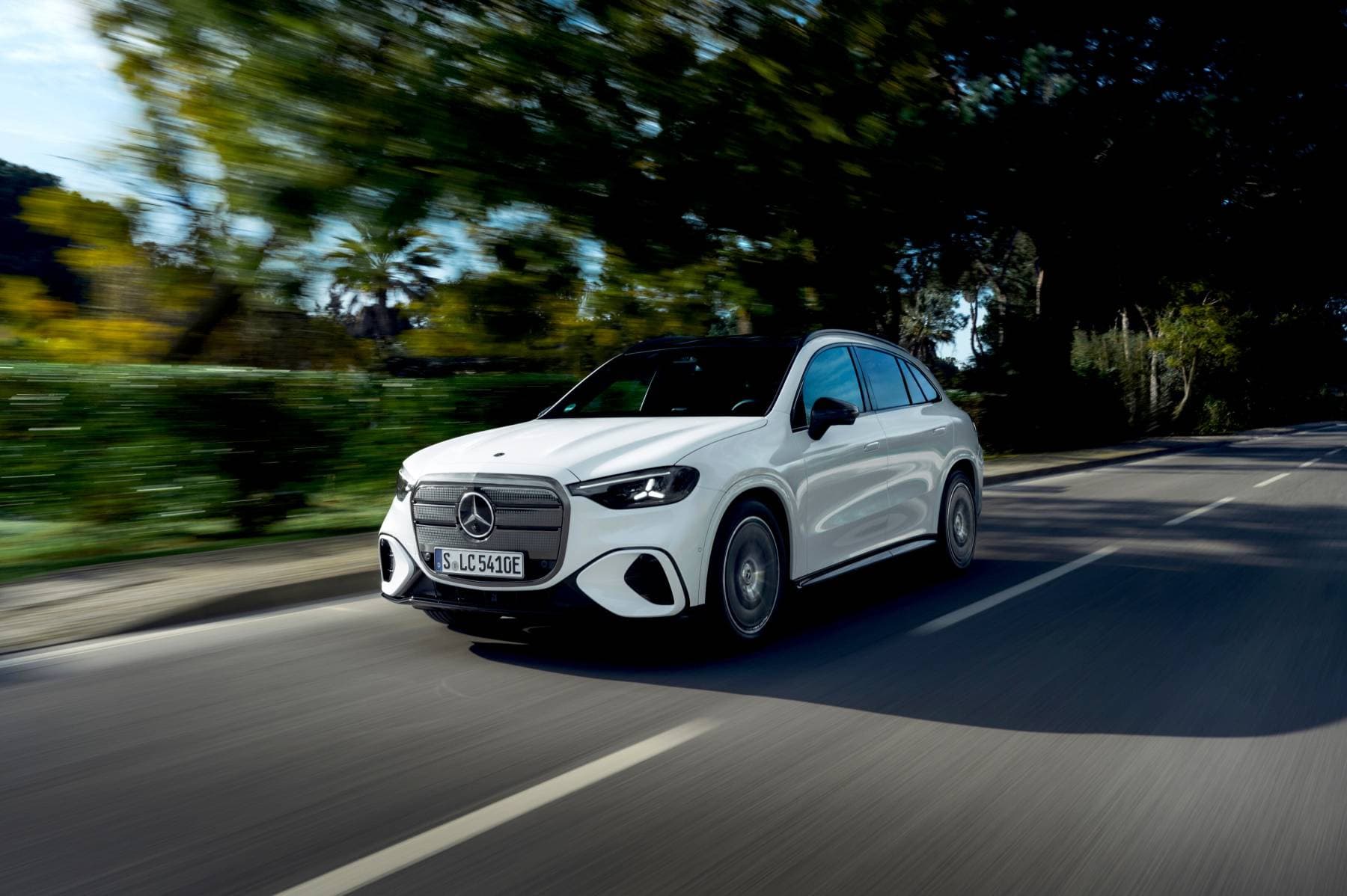 Mercedes GLC électrique vu de trois quarts avant, calandre éclairée