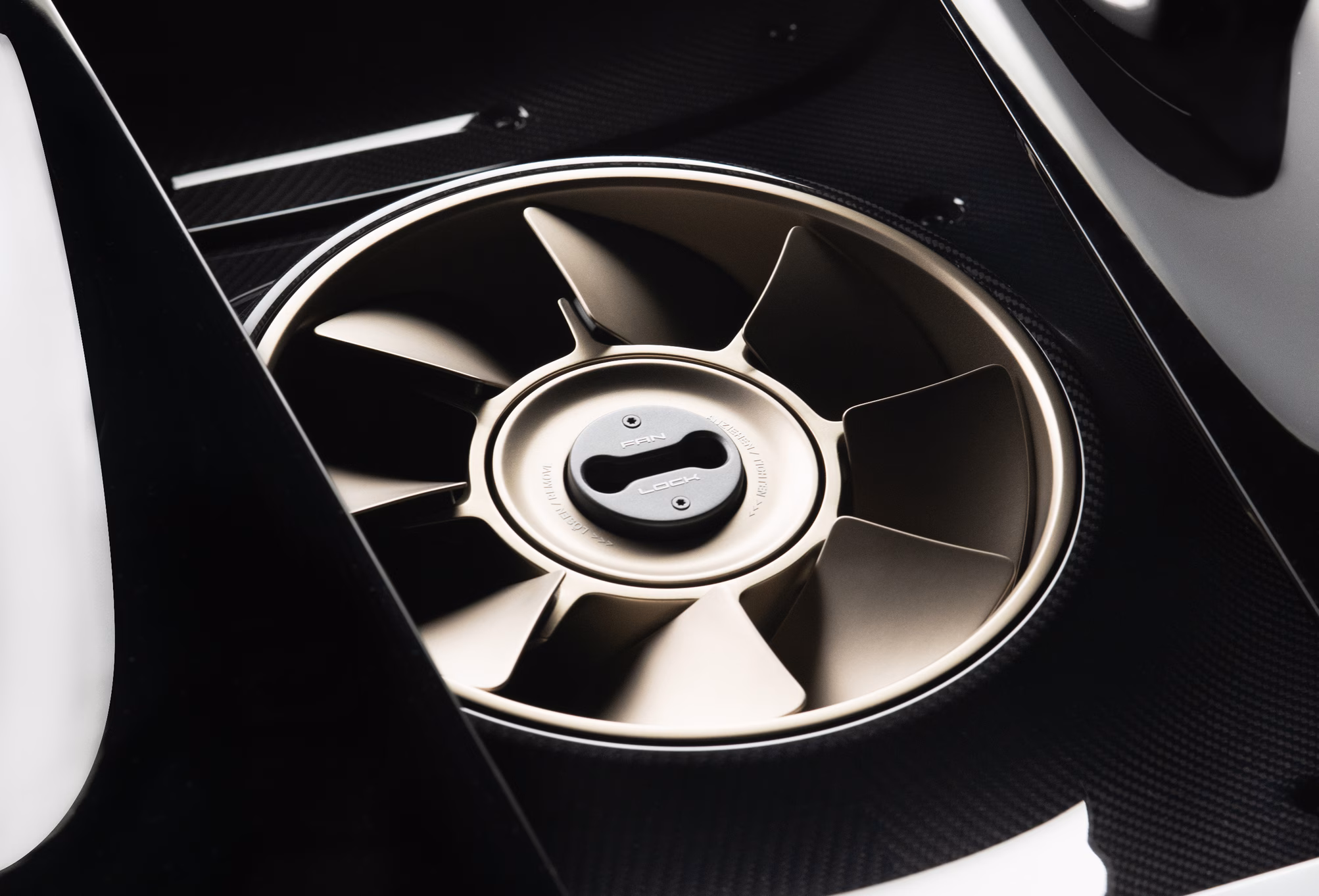 porsche mission s glazen motorkap ventilator
