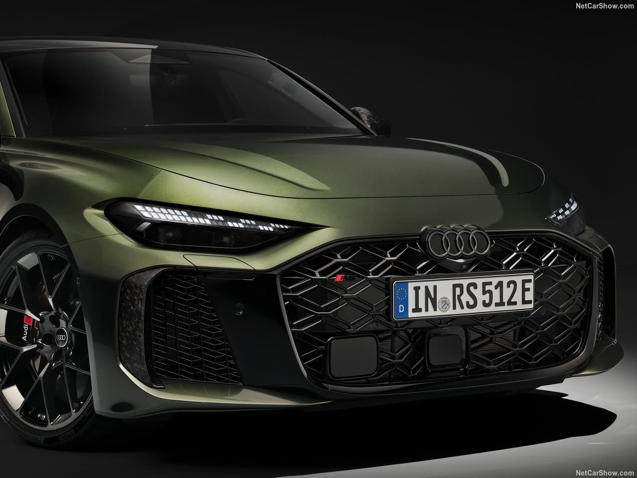 Audi RS5 Avant 2026 grijze stationwagen dynamisch driekwart vooraanzicht