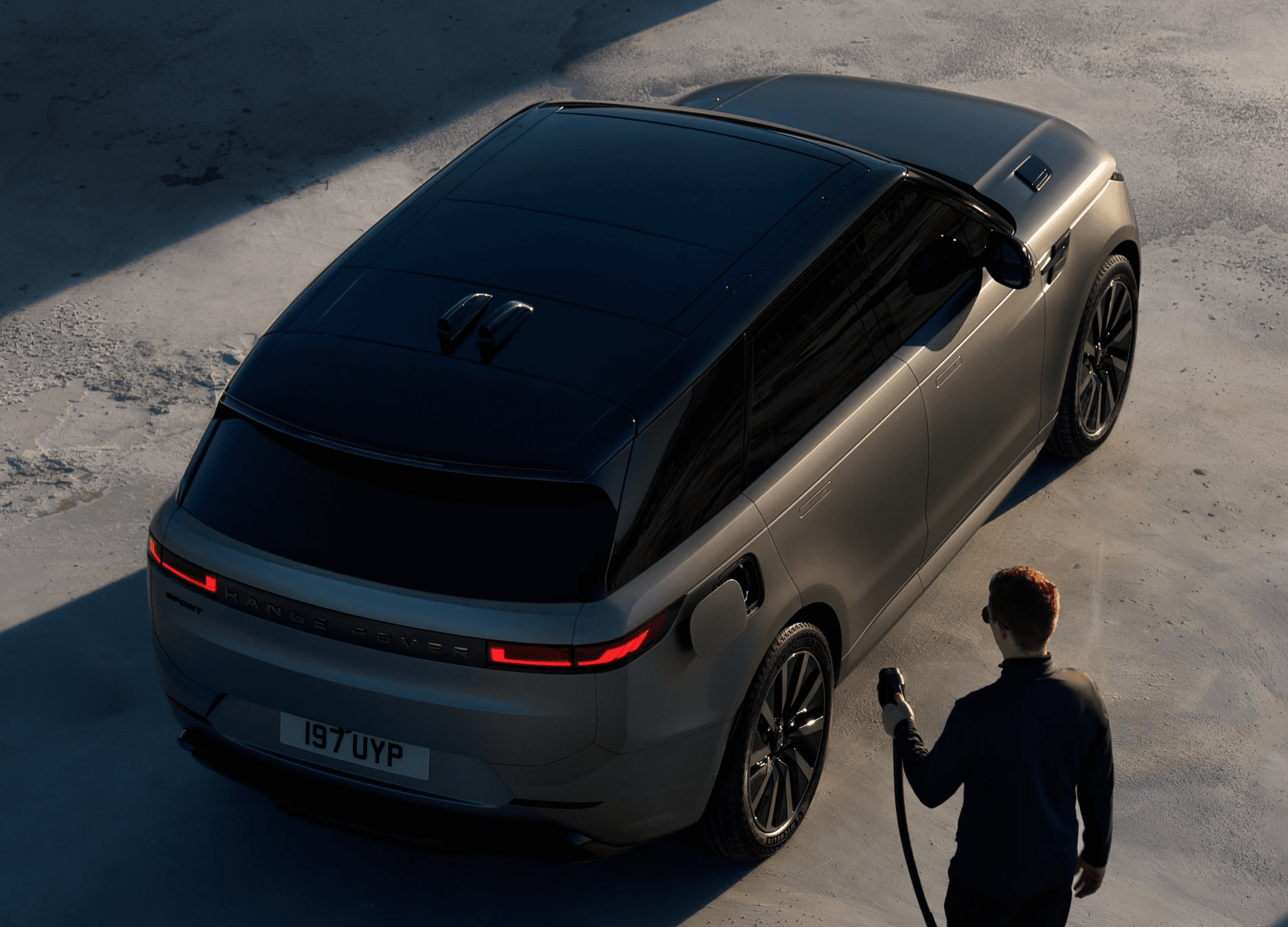 snelladen elektrische suv laadpaal nacht