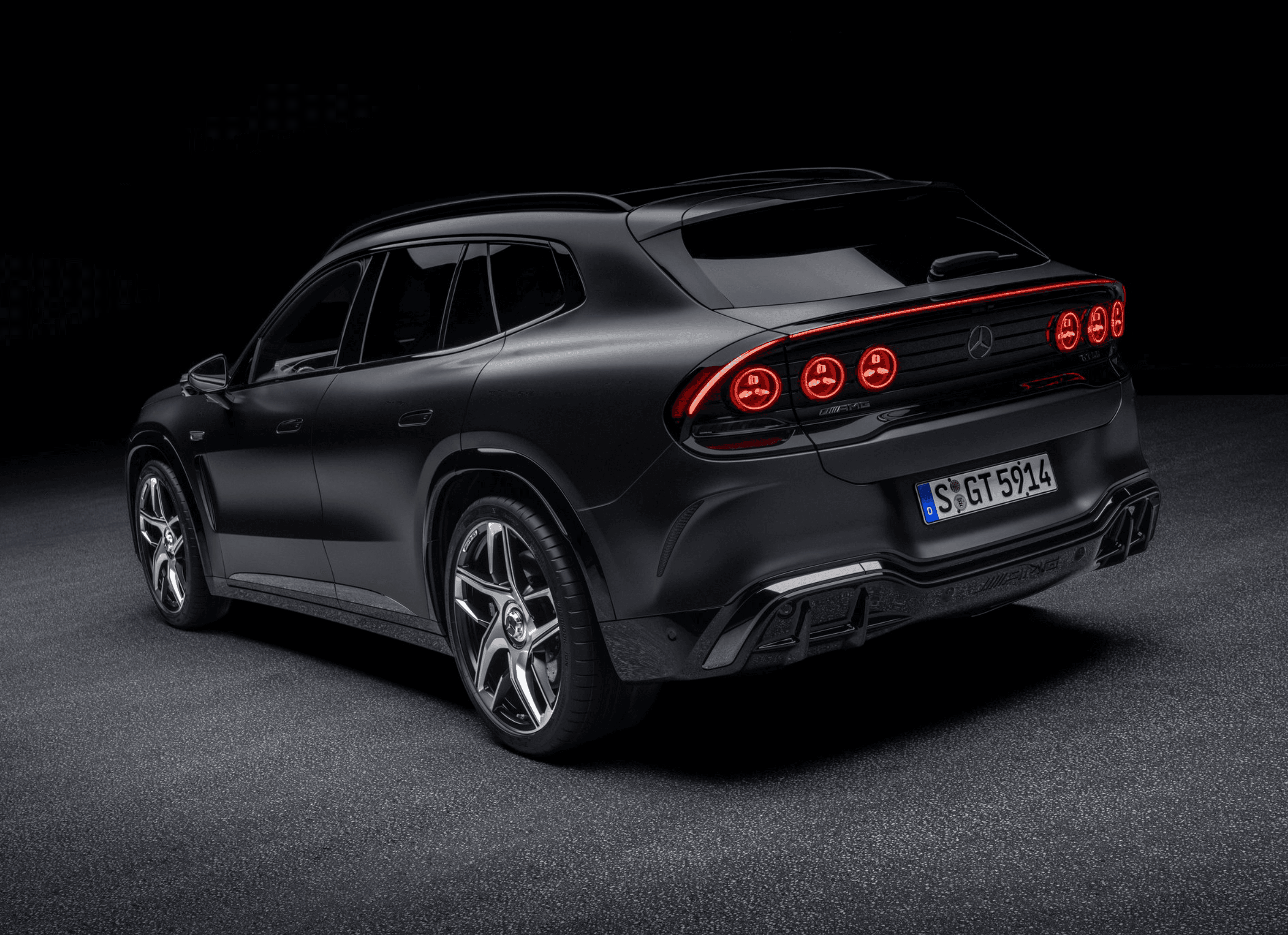 elektrische amg suv op bergweg bij schemering