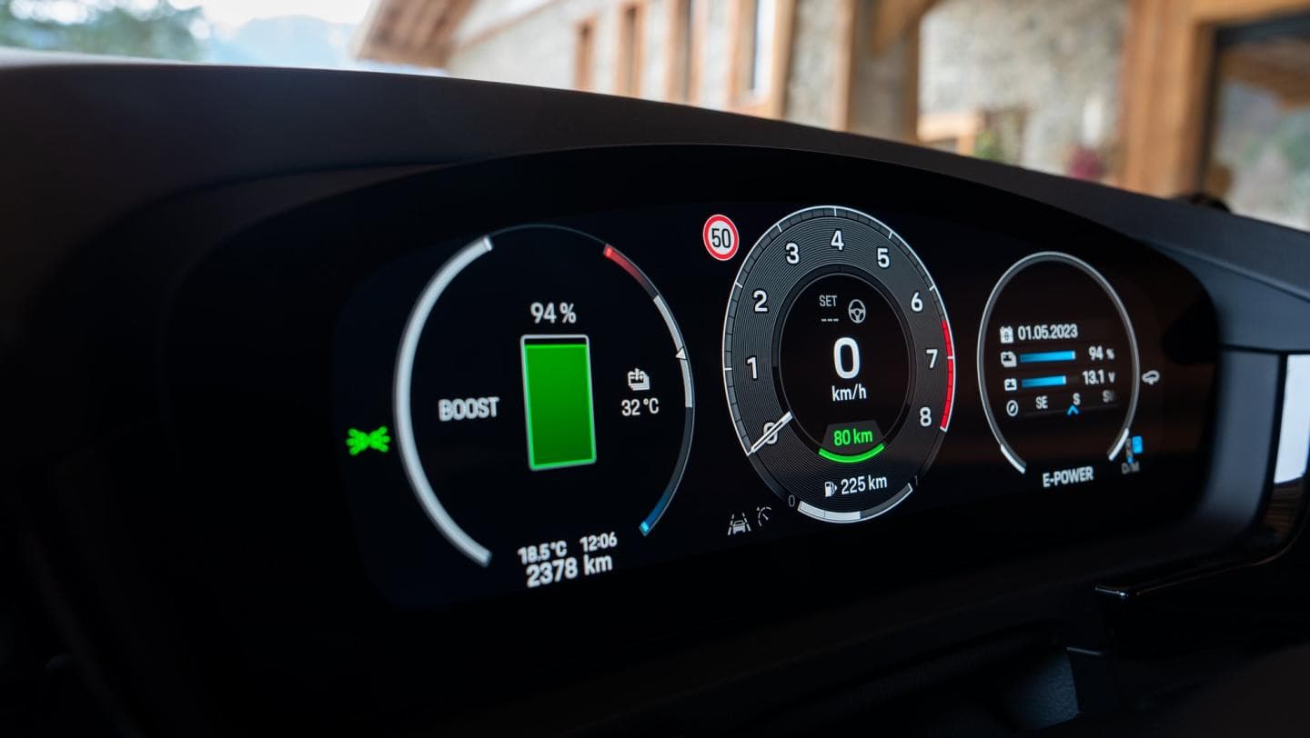 Instrument cluster of the Porsche Cayenne E-Hybrid showing the battery charge in E-Power mode